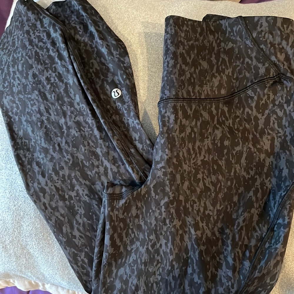 Lululemon sz 6 25” leggings blk and gray print